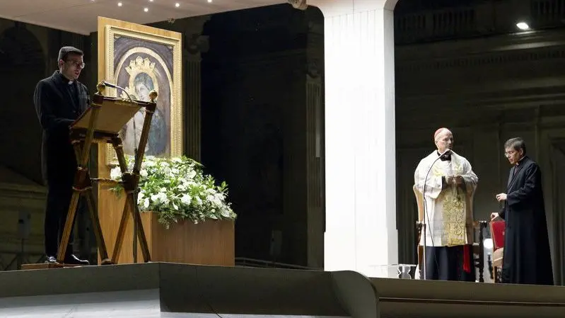 Andrea Pala alla recita del rosario per papa Francesco, con l'allora cardinale Prevost - © www.giornaledibrescia.it