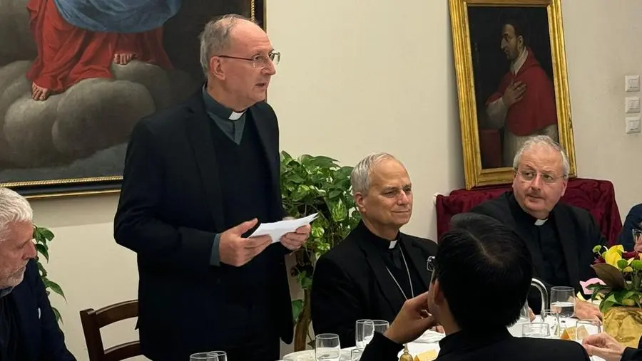 Monsignor Sembeni (a sinistra) insieme a Robert Francis Prevost, al centro - © www.giornaledibrescia.it