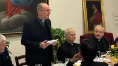 Monsignor Sembeni (a sinistra) insieme a Robert Francis Prevost, al centro - © www.giornaledibrescia.it
