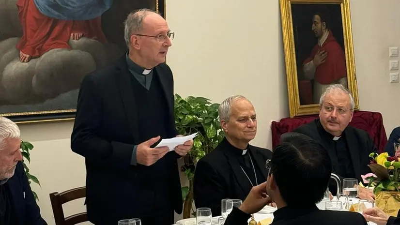 Monsignor Sembeni (a sinistra) insieme a Robert Francis Prevost, al centro - © www.giornaledibrescia.it