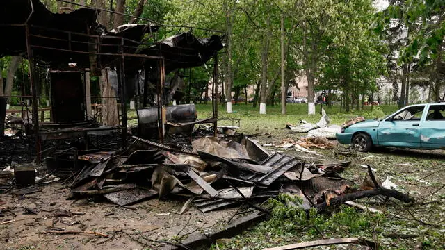 epa12077164 The site of a drone strike on a residential area in Kharkiv, Ukraine, 06 May 2025, amid the Russian invasion. At least four people were injured in the massive overnight Russian drone attack on Kharkiv, with about 20 shock drone strikes across the city. The State Emergency Service of Ukraine reported that at least six fires broke out due to the massive drone strikes. EPA/SERGEY KOZLOV