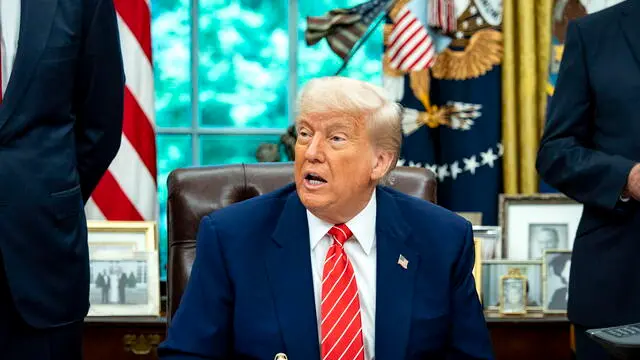 epa12084225 US President Donald Trump announces a trade agreement between the United States and the United Kingdom in the Oval Office of the White House in Washington, DC, USA, 08 May 2025. EPA/BONNIE CASH / POOL