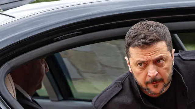 epa12074563 Ukrainian President Volodymyr Zelensky arrives for a meeting with the Czech prime minister (not pictured) in Prague, Czech Republic, 05 May 2025. The Ukrainian head of state is on a two-day official visit to the Czech capital on 04-05 May. EPA/MARTIN DIVISEK