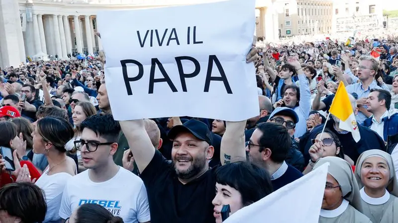 I fedeli in piazza San Pietro - Foto Ansa © www.giornaledibrescia.it