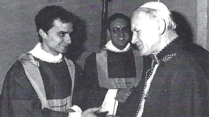 Robert Francis Prevost, ora papa Leone XIV, saluta Giovanni Paolo II nel giorno della sua ordinazione sacerdotale, il 19 giugno 1982 a Roma