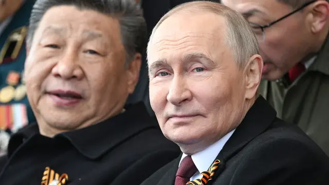 epa12085510 A handout photo made available by Photo host Agency RIA Novosti shows President of Russia Vladimir Putin (R) and President of China Xi Jinping (L) attending the Victory Day military parade, marking the 80th anniversary of victory in the Great Patriotic War, on the Red Square in Moscow, Russia, 09 May 2025. Russia marks the 80th anniversary of the victory in World War II over Nazi Germany and its allies. The Soviet Union lost 27 million people in the war. EPA/SERGEY BOBYLEV /HOST PHOTO AGENCY RIA NOVOSTI / HANDOUT HANDOUT EDITORIAL USE ONLY/NO SALES