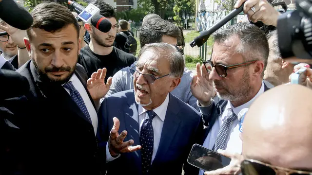 Il presidente del senato Ignazio La Russa partecipa alla deposizione dei fiori in memoria di Sergio Ramelli a 50 anni dal suo assassinio presso il Giardino Sergio Ramelli a Milano, 29 aprile 2025. ANSA/MOURAD BALTI TOUATI