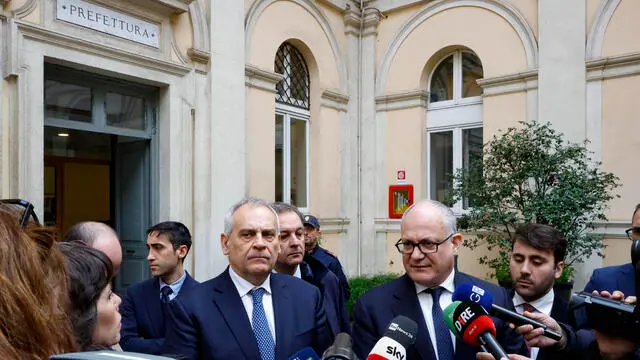 Roberto Gualtieri (D), sindaco di Roma e Lamberto Giannini, Prefetto di Roma parlano con i giornalisti al termine della prima parte della riunione del Comitato provinciale per l'ordine e la sicurezza, Palazzo Valentini, Roma, 18 gennaio 2024. ANSA/FABIO FRUSTACI