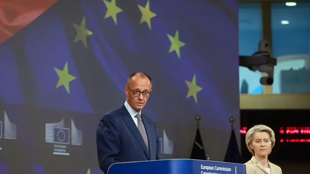 epa12085743 European Commission President Ursula von der Leyen (R) and German Chancellor Friedrich Merz (L) address a press conference after their meeting in Brussels, Belgium, 09 May 2025. EPA/OLIVIER HOSLET