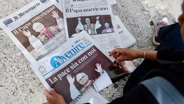 Una persona legge i quotidiani di oggi in Piazza San Pietro, Vaticano, 09 Maggio 2025. ANSA/ANDREA SOLERO