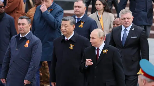 epa12085619 Kyrgyz President Sadyr Japarov (L), President of Russia Vladimir Putin (2-R), President of China Xi Jinping (C) and Prime Minister of Slovakia Robert Fico (R) with other foreign leaders take part in a wreath laying ceremony at the Tomb of the Unknown Soldier in Alexander Garden on Victory Day, which marks the 80th anniversary of Victory in the Great Patriotic War, in Moscow, Russia, 09 May 2025. EPA/YURI KOCHETKOV