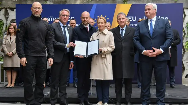 epa12086469 (L-R) Ukraine's Prime Minister of Ukraine Denys Shmyhal, Danish Minister of Business Morten Bodskov, French Foreign Minister Jean-Noel Barrot, EU High Representative for Foreign Affairs and Security Policy Kaja Kallas, and Ukrainian Foreign Minister Andrii Sybiha show a signed document during a EU-Ukraine Foreign Ministers' meeting in Lviv, western Ukraine, 09 May 2025, amid the Russian invasion. EPA/MYKOLA TYS