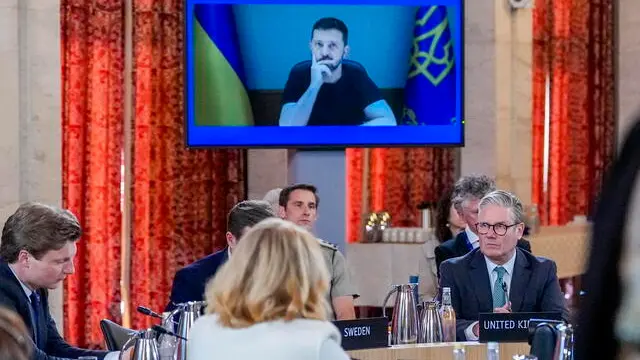 epa12085624 British Prime Minister Keir Starmer (R) and Volodymyr Zelensky (via video link) participate in a Joint Expeditionary Force (JEF) leaders’ summit on security in Oslo, Norway, 09 May 2025. JEF is a collaboration on security policy interests between several nations in Northern Europe. EPA/Lise Aserud NORWAY OUT
