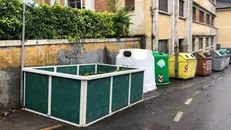 Alcuni cassonetti a Lumezzane - © www.giornaledibrescia.it
