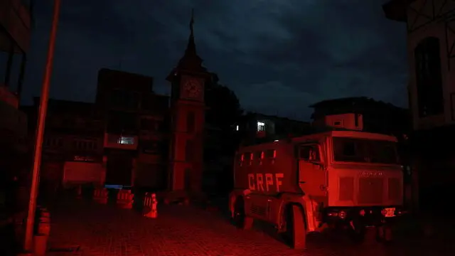 epa12084535 A police vehicle in a darkened area of the city during a blackout in Srinagar, the summer capital of Indian Kashmir, 08 May 2025. The Indian government has issued a red alert across the Indian-administered Kashmir amid escalating tensions with neighboring Pakistan. EPA/FAROOQ KHAN