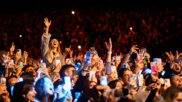 Fan durante il concerto del Primo Maggio di Cgil, Cisl e Uil per la Festa dei Lavoratori, al Circo Massimo, Roma, 01 maggio 2024. ANSA/ANGELO CARCONI