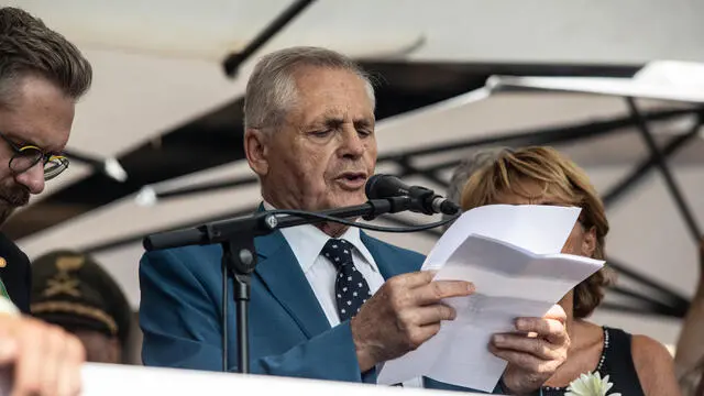 Paolo Bolognesi, presidente dell'associaizone vittime del 2 agosto sul palco davanti la stazione. Bologna/ 2 agosto 2024 ANSA/MAX CAVALLARI