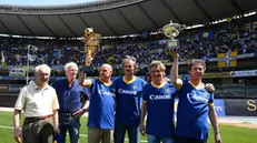 I giocatori del Verona vincitori dello Scudetto 1984-85, durante la partita Verona-Empoli allo stadio Bentegodi , Verona 17 maggio 2015. ANSA/ GIUSEPPE ZANARDELLI