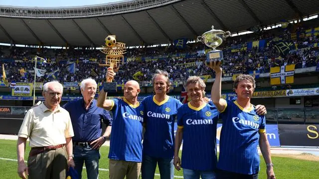 I giocatori del Verona vincitori dello Scudetto 1984-85, durante la partita Verona-Empoli allo stadio Bentegodi , Verona 17 maggio 2015. ANSA/ GIUSEPPE ZANARDELLI