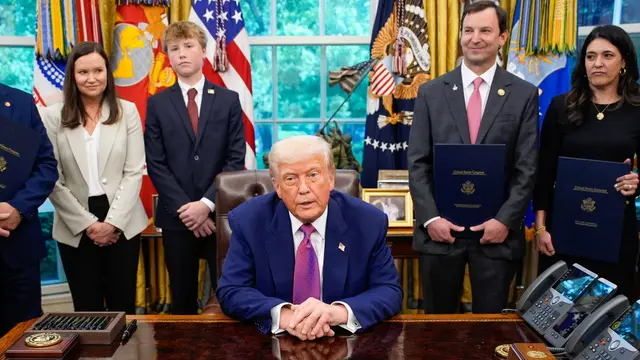 epa12087768 US President Donald Trump (C) signs executive orders and speaks to reporters in the Oval Office of the White House in Washington, DC, USA, 09 May 2025. EPA/Yuri Gripas / POOL