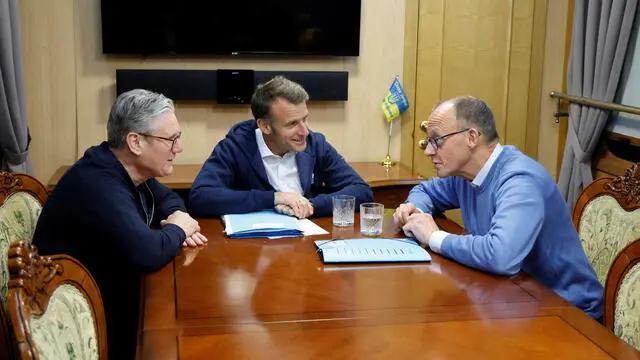 epa12087813 France's President Emmanuel Macron (C), Britain's Prime Minister Keir Starmer (L) and German Chancellor Friedrich Merz (R) hold a trilateral meeting on board a train to Ukraine, at an undisclosed location on 09 May 2025. EPA/LUDOVIC MARIN / POOL MAXPPP OUT
