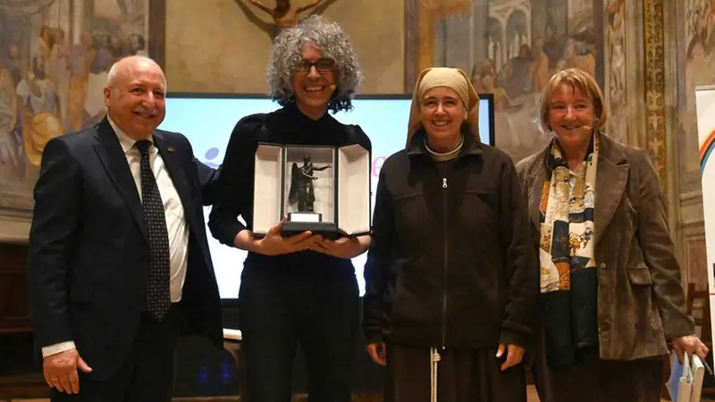 Il momento della consegna del premio Ail - Marco Ortogni/Neg © www.giornaledibrescia.it