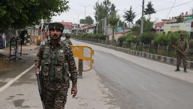 epa12087927 Indian paramilitary soldiers stand guard at a temporary check point on a road leading to the airport after loud explosions were heard in Srinagar, the summer of Indian Kashmir, 10 May 2025. Pakistan's military has announced retaliatory strikes against India following attacks on three airbases by Indian forces, which Pakistan claims involved the use of air-to-surface missiles from warplanes. EPA/FAROOQ KHAN