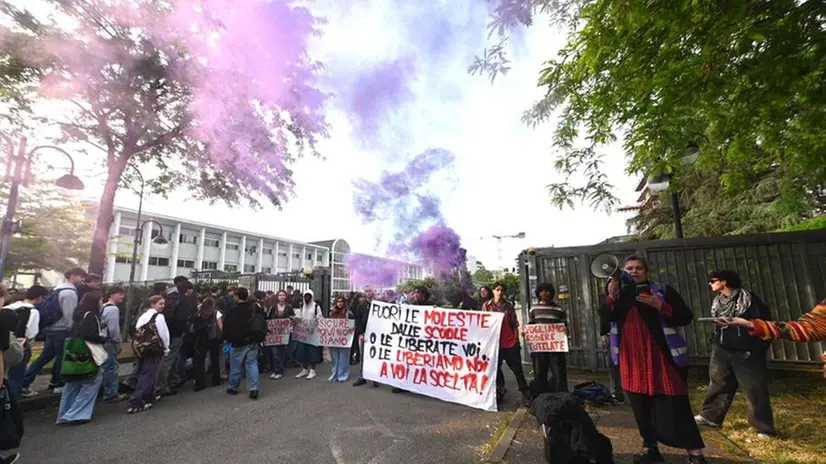 Il flash mob fuori dal liceo Leonardo