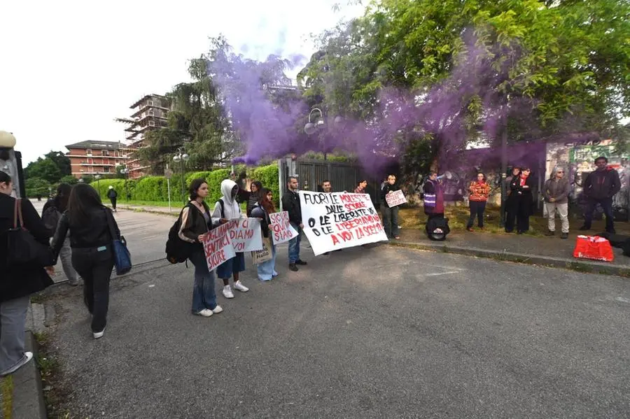 Il flash mob fuori dal liceo Leonardo