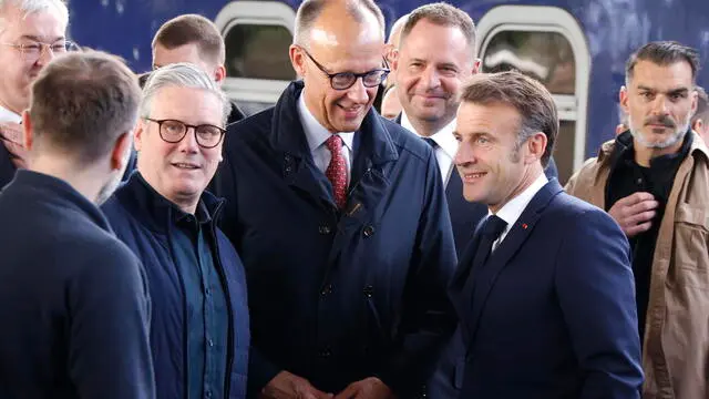 epa12087970 France's President Emmanuel Macron (R), Britain's Prime Minister Keir Starmer (L) and Germany's Chancellor Friedrich Merz (C) arrive at Kyiv railway station, in Kyiv, Ukraine, 10 May 2025, ahead of a gathering of European leaders in the Ukrainian capital. The leaders of Britain, France, Germany, and Poland are on an unprecedented joint visit to Kyiv on 10 May for talks with Ukraine's president and to urge Russia to agree to a ceasefire, a joint statement said. EPA/LUDOVIC MARIN / POOL MAXPPP OUT