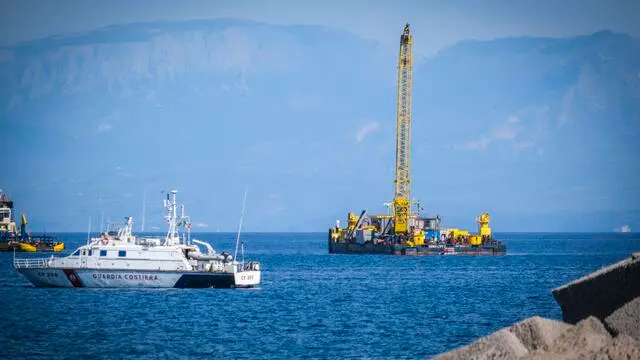 Bayesian la chiatta hebo lift 2 arriva a Porticello sul punto de naufragio. Palermo 03 maggio 2025 ANSA/IGOR PETYX
