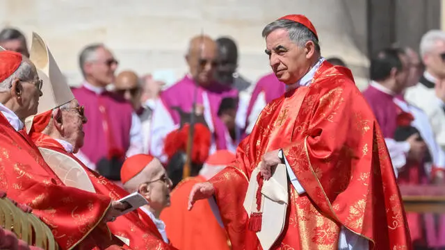 Il cardinale Angelo Becciu durante il funerale di papa Francesco in piazza San Pietro, Citta' del Vaticano, 26 aprile 2025. ANSA/ALESSANDRO DI MEO