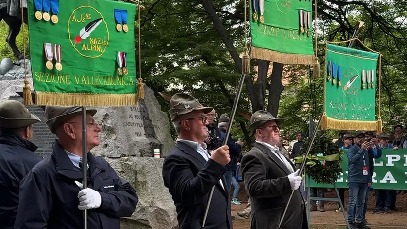Adunata degli Alpini a Biella, le sezioni bresciane omaggiano i caduti