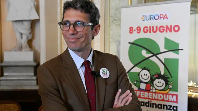 Il presidente del Comitato Promotore del Referendum Riccardo Magi nei saloni storici del caffe' Gambrinus di Napoli per l'apertura della campagna sul Referendum di Cittadinanza, 5 maggio 2025. ANSA/CIRO FUSCO