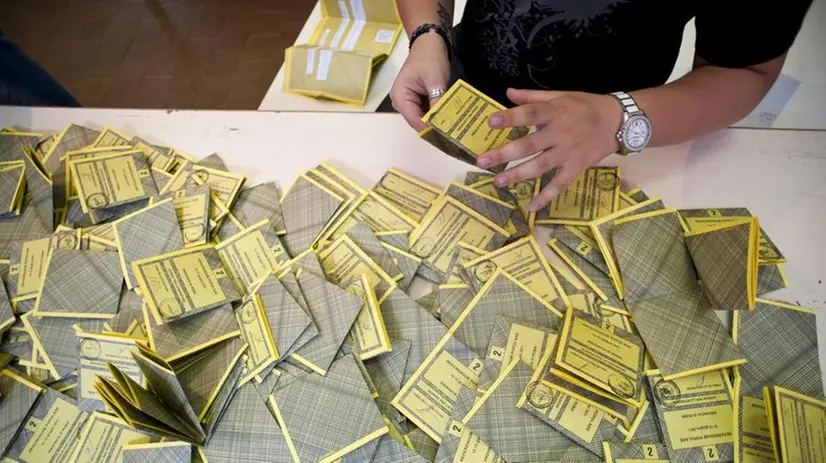 Uno scrutatore esegue lo spoglio delle schede di un referendum abrogativo - Foto Ansa © www.giornaledibrescia.it