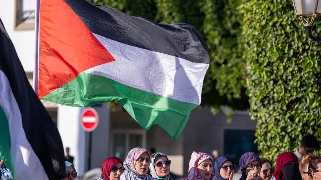 epa12087448 People take part in a demonstration in solidarity with the Palestinian people and against Israeli attacks on the Gaza Strip in Rabat, Morocco, 09 May 2025. EPA/JALAL MORCHIDI