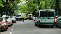 Polizia e soccorsi sul luogo dell'investimento
