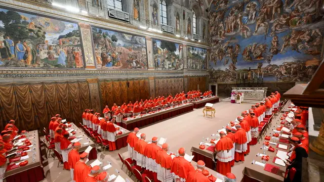 epa12086968 A handout picture provided by the Vatican Media shows newly elected Pope Leo XIV and cardinals in the conclave at the Sistine Chapel, in Vatican City, 08 May 2025. EPA/VATICAN MEDIA HANDOUT HANDOUT EDITORIAL USE ONLY/NO SALES