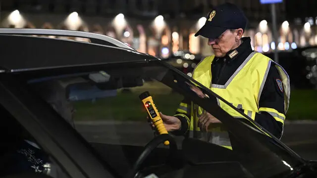 Controlli degli agenti della Polizia Stradale di Genova, dopo le novita' del Codice della Strada 2024. Genova, 19 dicembre 2024. ANSA/LUCA ZENNARO