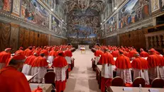 I cardinali nella Cappella Sistina prima del Conclave - Foto Ansa © www.giornaledibrescia.it