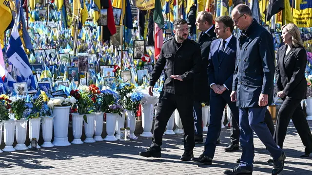 epa12088116 (L-R) Ukraine's President Volodymyr Zelensky, Poland's Prime Minister Donald Tusk, France's President Emmanuel Macron, Germany's Chancellor Friedrich Merz, and Ukraine's First Lady Olena Zelenska visit the Independence Square in Kyiv, Ukraine, 10 May 2025, ahead of a gathering of European leaders in the Ukrainian capital. EPA/Darek Delmanowicz POLAND OUT