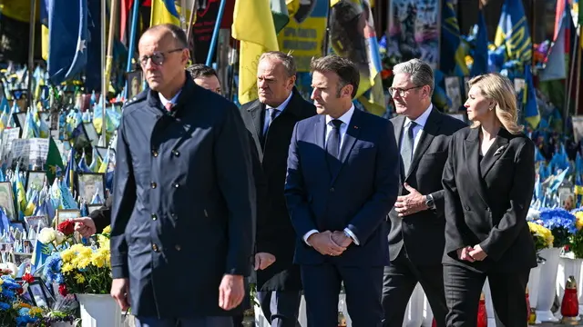 epa12088128 (L-R) Germany's Chancellor Friedrich Merz, Ukraine's President Volodymyr Zelensky, Poland's Prime Minister Donald Tusk, France's President Emmanuel Macron, Britain's Prime Minister Keir Starmer, and Ukraine's First Lady Olena Zelenska visit the Independence Square in Kyiv, Ukraine, 10 May 2025, ahead of a gathering of European leaders in the Ukrainian capital. EPA/Darek Delmanowicz POLAND OUT