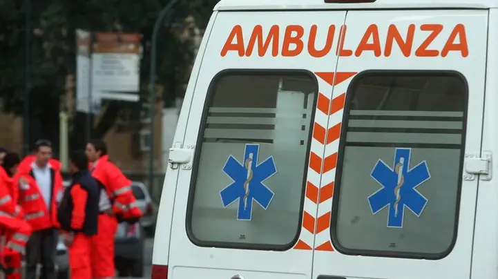 Un'ambulanza (foto d'archivio)