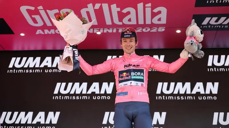 Primoz Roglic in maglia rosa - Foto Epa/Georgi Licovski © www.giornaledibrescia.it