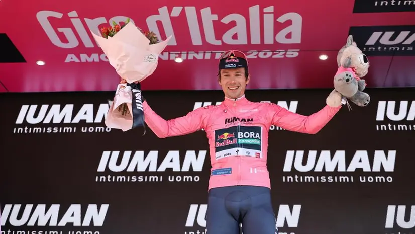 Primoz Roglic in maglia rosa - Foto Epa/Georgi Licovski © www.giornaledibrescia.it