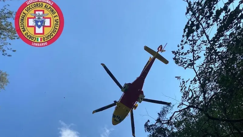 L'elicottero in volo a Idro - Foto Cnsas
