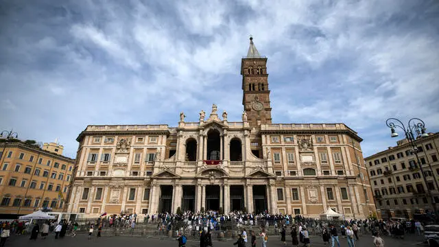 Faithful visit the Papal Basilica of Saint Mary Major (Basilica di Santa Maria Maggiore), which houses the tomb of Pope Francis, in Rome, Italy, Vatican, 09 May 2025. ANSA/ANGELO CARCONI