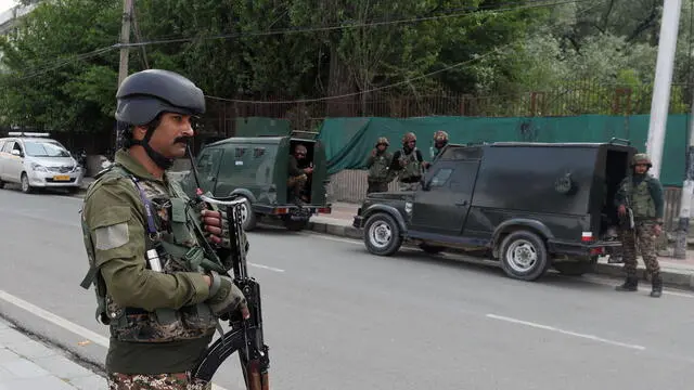 epa12088072 Indian security personnel stand guard in Srinagar, the summer of Indian Kashmir, 10 May 2025. India's Foreign Secretary Vikram Misri accused Pakistan of 'provocative and escalatory actions' after overnight attacks on Indian cities, civilian infrastructure, and military targets. India and Pakistan are accusing each other of initiating new military attacks, including drone and artillery strikes. EPA/FAROOQ KHAN
