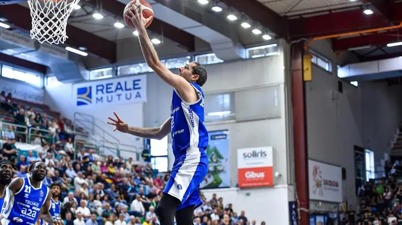 Amedeo Della Valle in azione a Sassari nel match con la Dinamo di domenica scorsa - Foto Atzori/Ciamillo-Castoria © www.giornaledibrescia.it