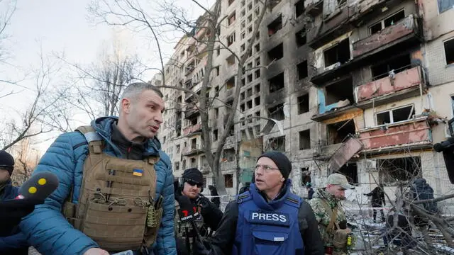 epa09824614 Kyiv's mayor Vitaliy Klitschko speaks with media near the shelled residential building in Kyiv (Kiev), Ukraine, 14 March 2022. Two persons died and three were injured during that shelling. Russian troops entered Ukraine on 24 February prompting the country's president to declare martial law and triggering a series of announcements by Western countries to impose severe economic sanctions on Russia. EPA/SERGEY DOLZHENKO